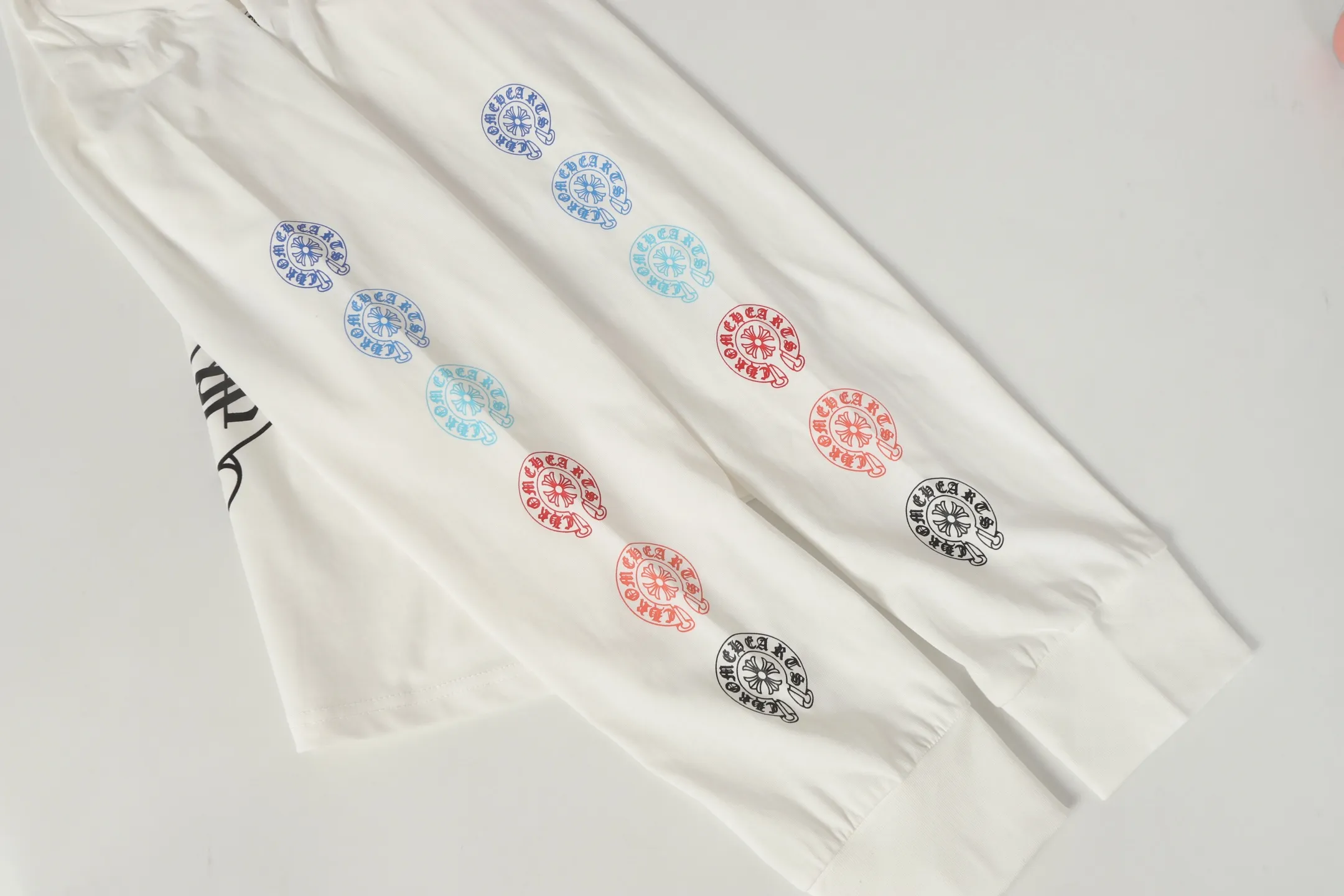 P160 Cross-border model. Please do not place an order if you pursue perfection. -Chrome Hearts/Chrome Hearts 23ss white horseshoe Sanskrit printed popular long-sleeved T-shirt -High weight, high density and high quality. The wool is soft, delicate and skin-friendly. It feels soft and silky. It has excellent warmth and skin-friendly properties.